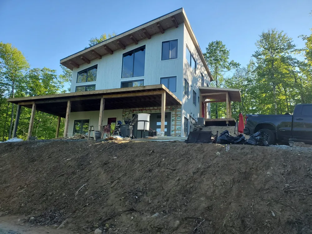 Résidence contemporaine avec grande terrasse en construction