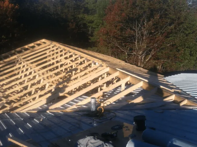 Construction d’une charpente de toiture en bois