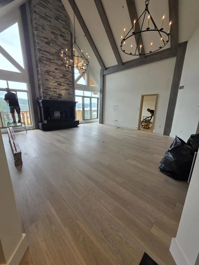 Installation d’un plancher de bois sous des poutres apparentes
